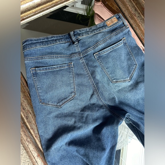 SOFIA Jeans by Sofia Vergara, size 8, skinny boot cut frayed hem. - Picture 2 of 5